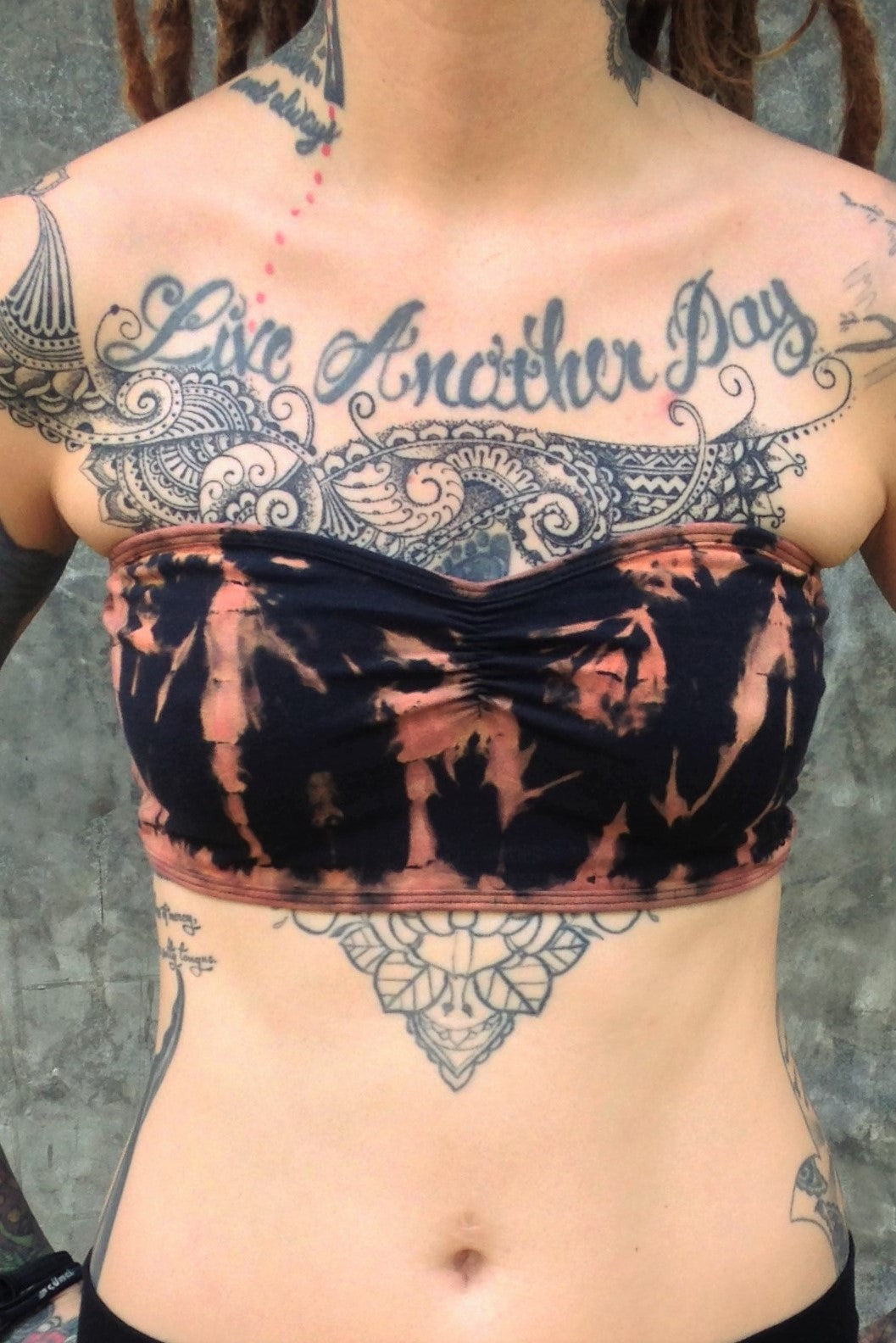 Cute little strapless Bandeau with puckering in the middle.  Super stretchy, one size fits most. Black with burnt orange tie dye. 